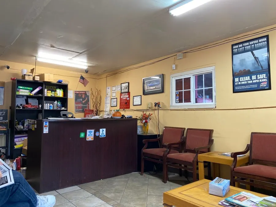 The customer waiting area inside Auto 7 Tech on W Parmer Ln